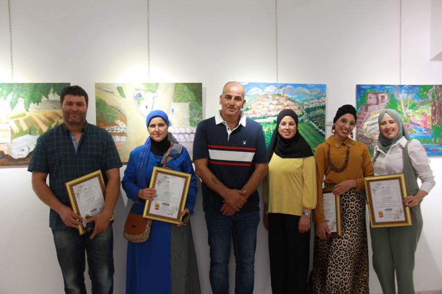 لوحات نابضة في معرض 